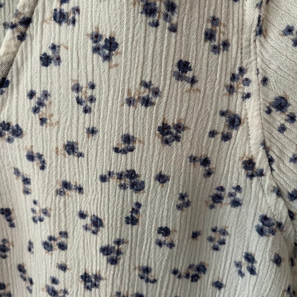 Hippie Rose Peplum Blue and White Floral Top tie detail front Size Large - Picture 2 of 11